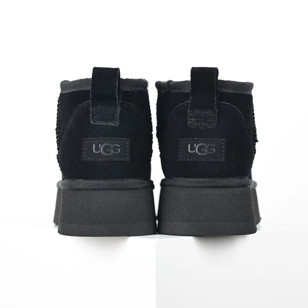 Pick up locally 💰440 The core recommendation is good price E4 UGG Thick-soled short style Zhou Dongyu and Wang Yibo's same series Xiaohongshu popular model Henan Longfeng leather production Cashmere insole is a very suitable choice for keeping warm in winter when going out and at home. In the new year, uug launched a style series, which is partially geared towards the preferences of young consumers and has also been at the forefront of fashion trends. Shoe body material UGGPURE™ implanted wool insole Lightweight non-slip and comfortable rubber outsole With brand LOGO and complete packaging Size: 35 36 37 38 39 40